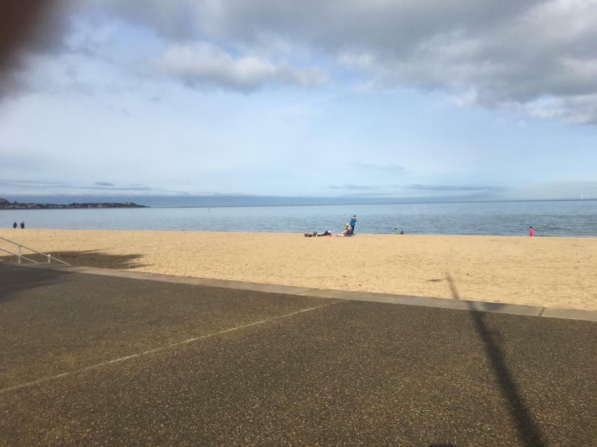 Flat 2 Opposite Travel Lodge Colwyn Bay Exteriör bild